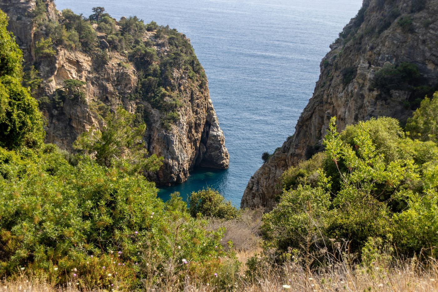 Antalya kıyısında kayalık koy manzarası