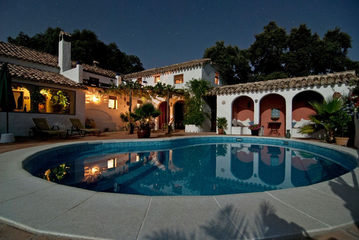 Ağaçlar arasında beyaz cepheli villa